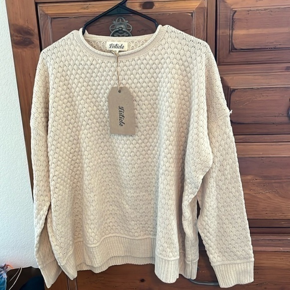 Listicle Women’s Cream Crewneck Sweater Size Medium NWT